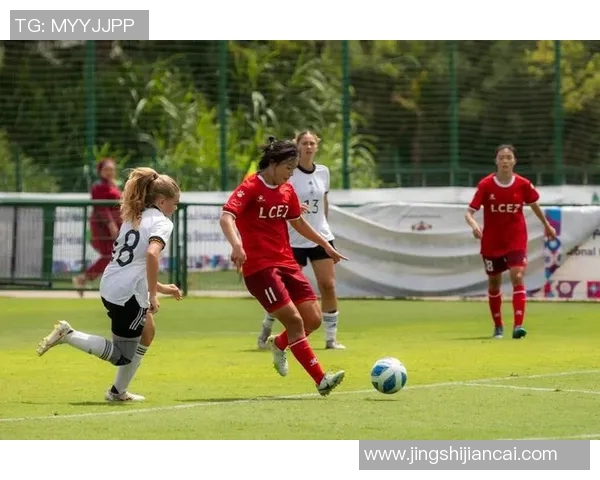 女孩子与足球明星的梦想之旅如何在绿茵场上交织出青春的旋律
