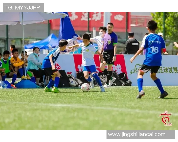 清纯美女足球明星的魅力与实力并存，展现青春风采与运动激情